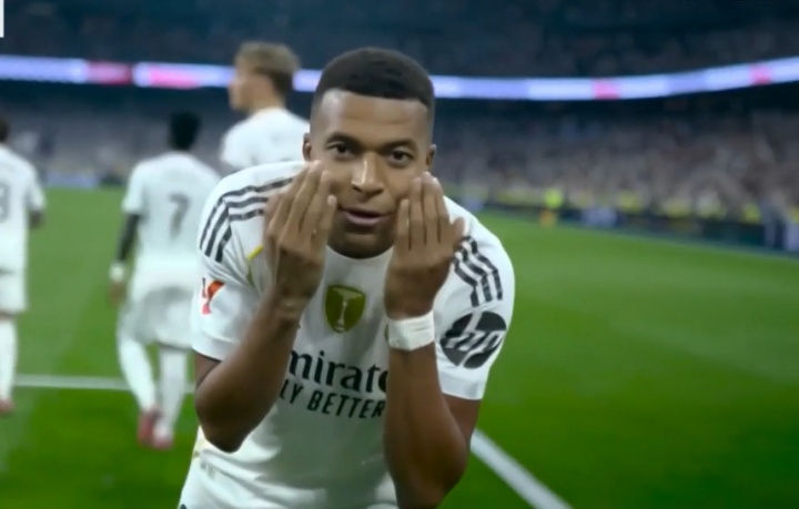 半岛体育官方网站-姆总何意？姆巴佩庆祝结束后朝镜头双手擦脸，新庆祝“擦泪”？