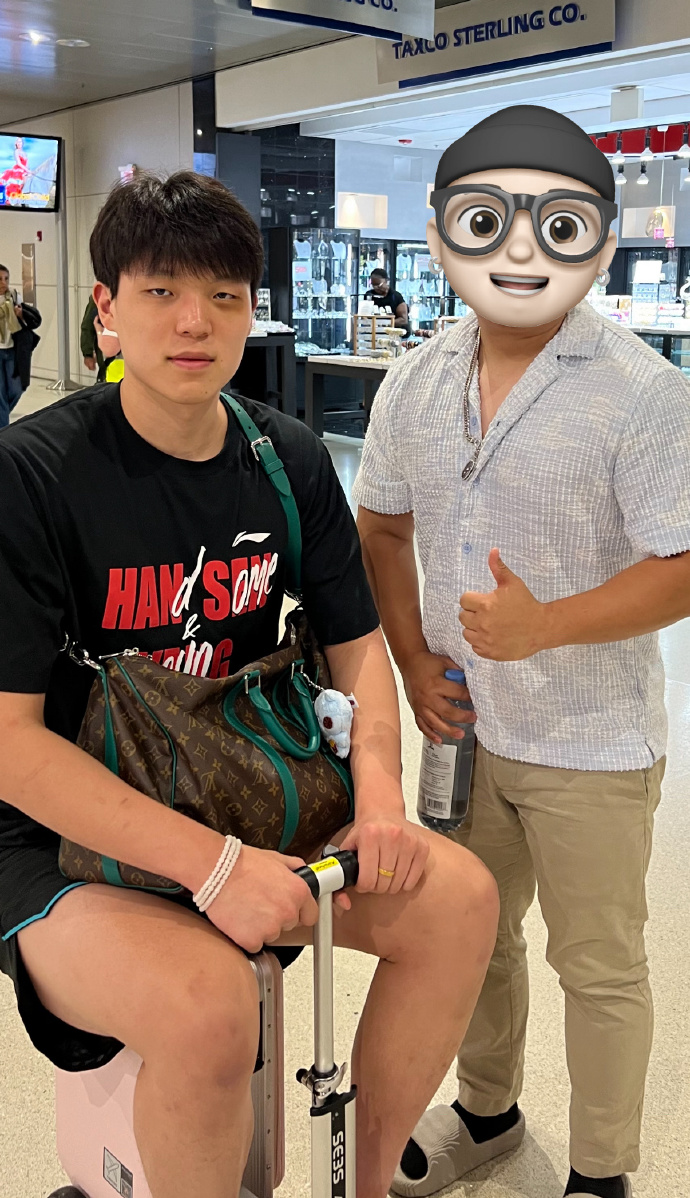 半岛体育官方网站-网友晒与杨瀚森合影，后者训练时被肘击眼眶变成&amp;quot;熊猫眼&amp;quot;