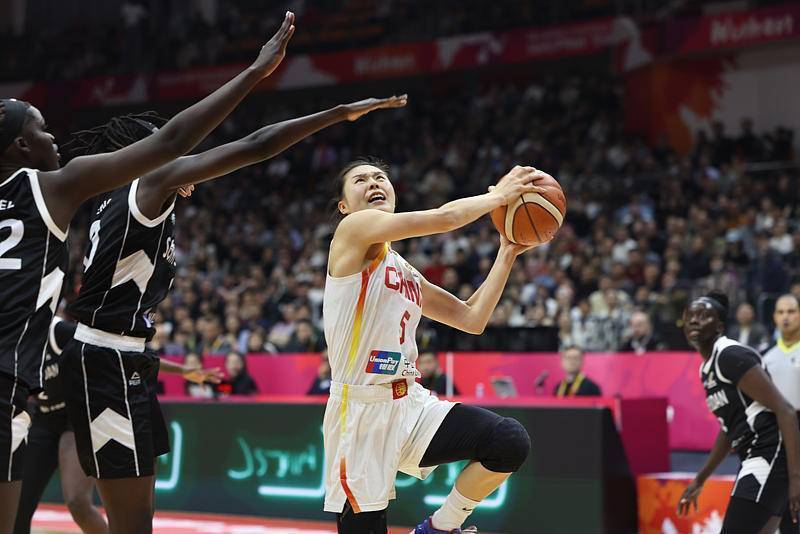 半岛体育官方网站-大场面还得靠老将稳军心，王思雨17分率中国女篮力克南苏丹